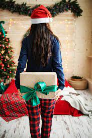 top 12 christmas gifts for 20-year-old female college students in 2023